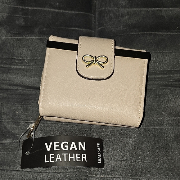 Chic Womens Beige Vegan Leather Wallet Gold Bow Button Clasp Zipper Pouch NWT - Picture 1 of 9